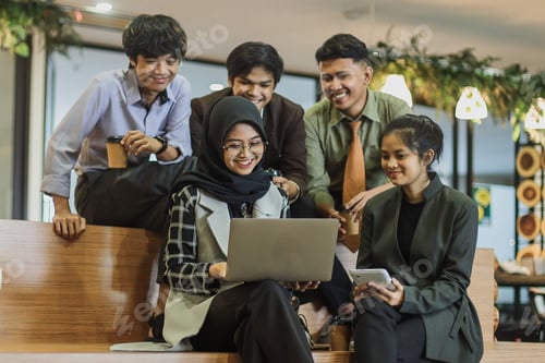 Preview: Cheerful business people on informal meeting