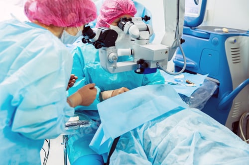 Preview: Doctors perform eye lens replacement operation with modern equipment