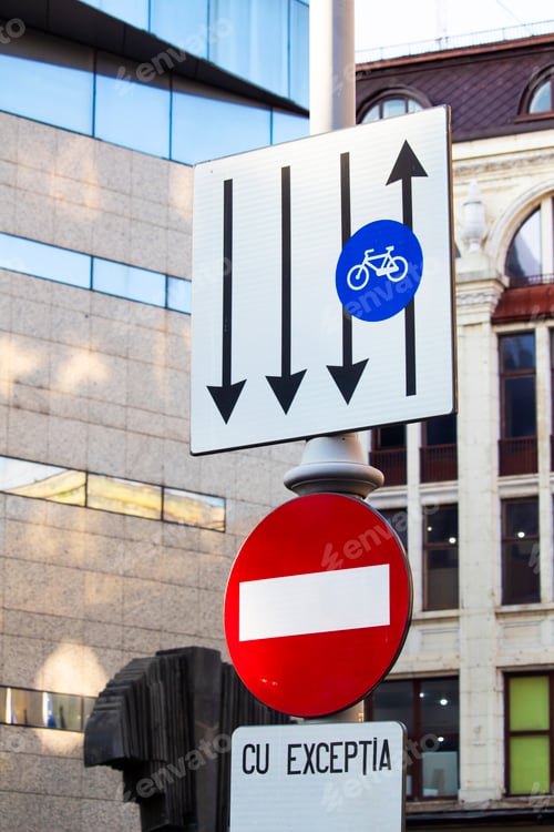 Visualização: Sinal de
trânsito sem sinal de semáforo de entrada. Sinal de trânsito na cidade