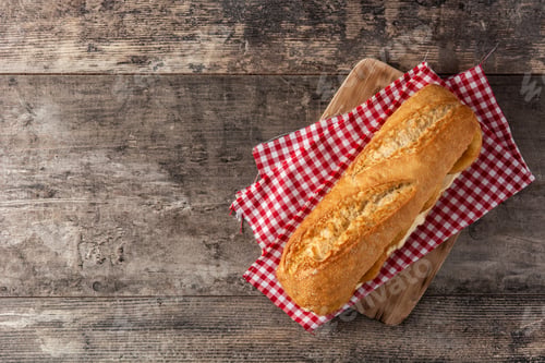 Preview: Calamari rings sandwich on wooden table