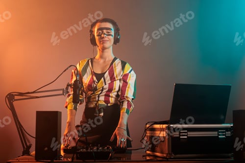 Vista previa: Feliz intérprete femenina trabajando como dj