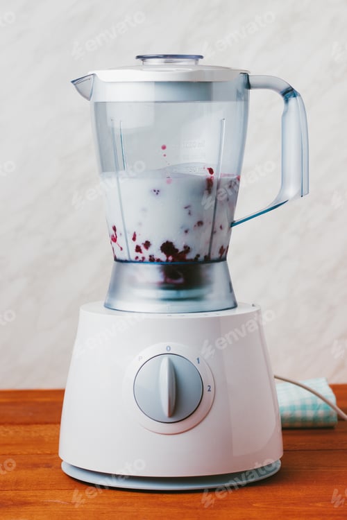 Preview: Making healthy raspberry coconut milk smothie