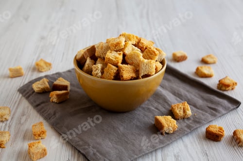 Preview: Homemade Crispy Bread Croutons in a Bowl, side view.