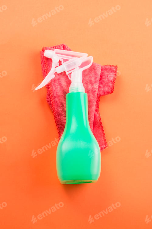Preview: Green spray bottle on pink microfiber cloth