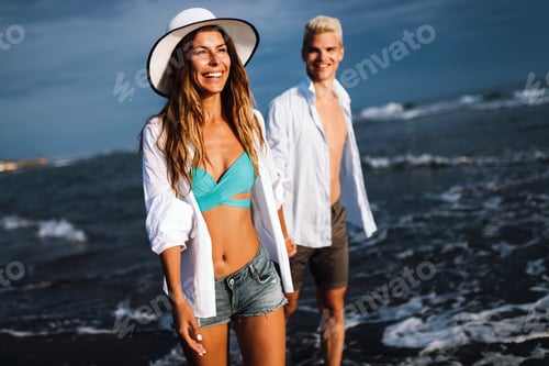 Vista previa: Smiling couple in love outdoors at summer