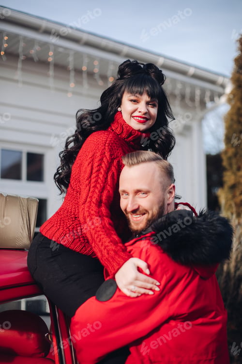 Preview: A man holds his girlfriend in his arms and smiles outside