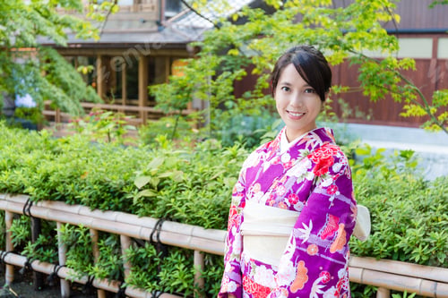 Preview: Woman with traditional japanese costume