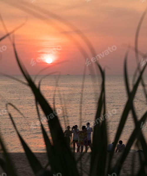 Preview: A group of friends meets the sunset and has fun on the seashore