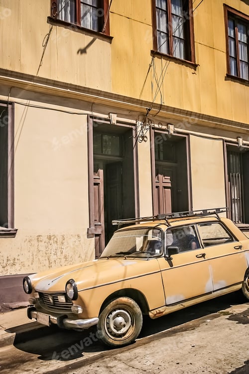 Preview: Old retro vintage car in Valparaiso