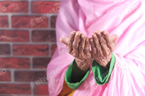 Preview: Close up of senior women hand praying at ramadan