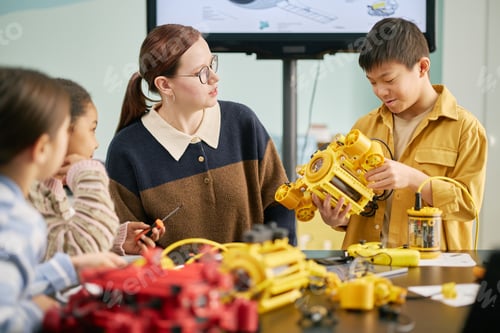 Preview: Teacher Guiding Students in Robotics Class Creation