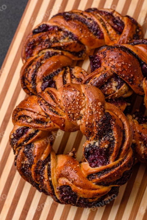 Preview: Delicious fresh baked bun with poppy seeds and berries