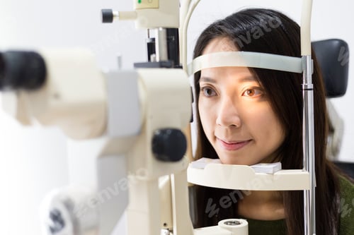 Preview: Patient during an eye examination at the eye clinic