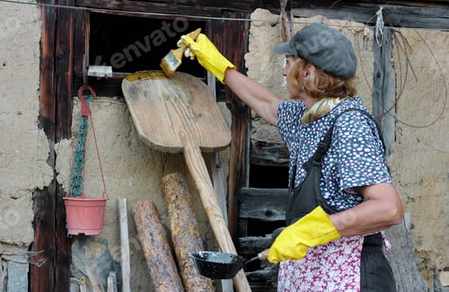Preview: A woman puts a varnish on bread shovel