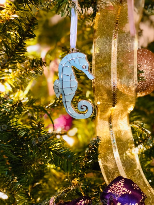 Preview: Seahorse ornament hanging on the Christmas tree.
