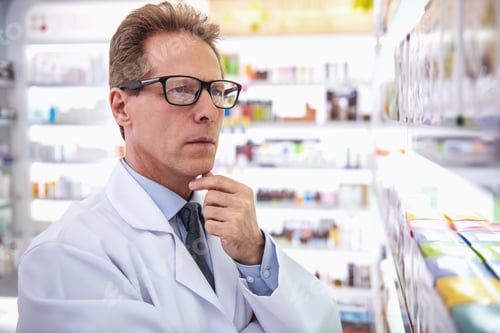 Preview: Handsome pharmacist working