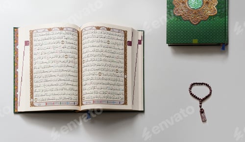 Preview: Holy Book Al Quran that Open with Prayer Beads