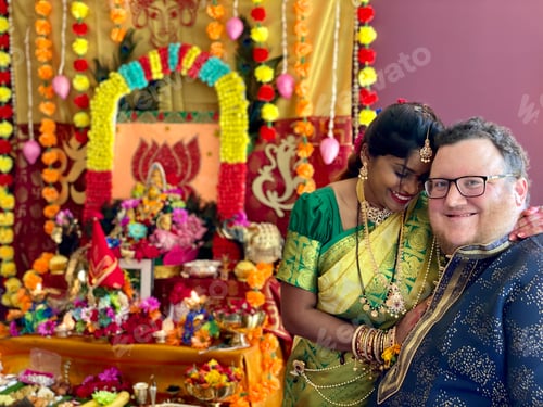 Aperçu: Jeune couple célébrant la cérémonie traditionnelle à la maison