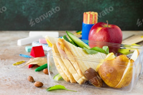 Visualização: Histórico de volta às aulas. Lancheira escolar, maçã e material escolar.