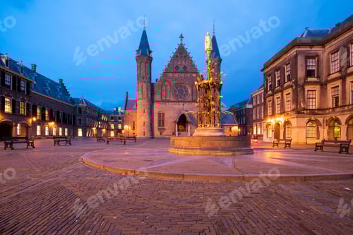 Preview: Twilight over a historic square with iconic architecture