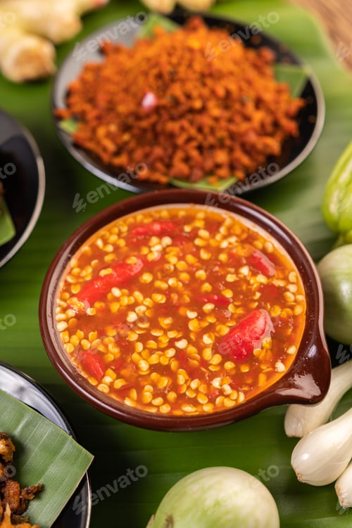 Preview: Chili sauce and ingredients placed on banana leaves.