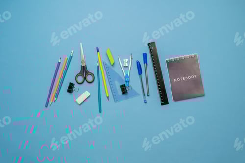 Visualização: um layout de vista superior de alguns materiais escolares diferentes em fundo pastel