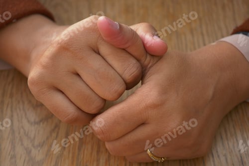 Preview: Young women hands suffering pain in thumb finger