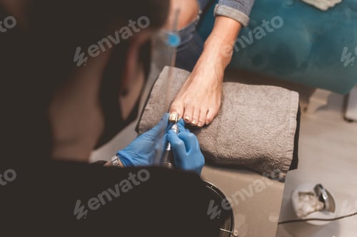 Preview: Pedicurist trim nails with manicure clippers