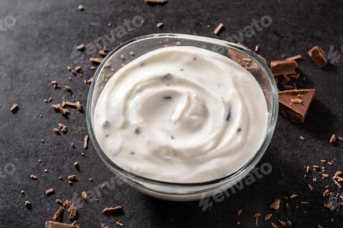 Preview: Stracciatella yogurt in transparent bowl