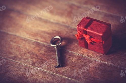 Preview: Retro key and little red gift