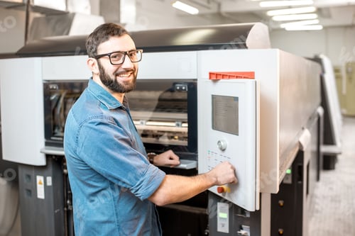 Preview: Printing operator working at the manufacturing