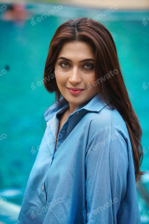Preview: Beautiful portrait near pool