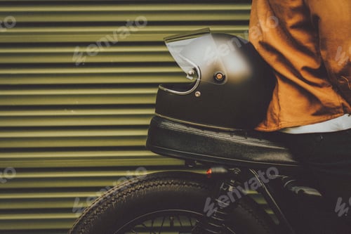 Visualização: Helmet on motorcycle, vintage tone filter