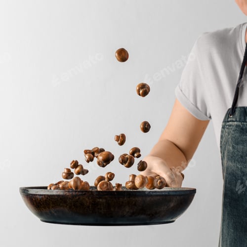 Preview: Flying champignons over skillet in hand