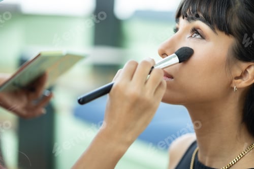 Preview: WOMAN MAKE UP