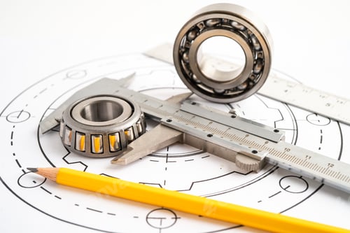 Vista previa: Herramientas de ingeniería y mecánica industrial con pinza Vernier y rodamiento de bolas de metal.