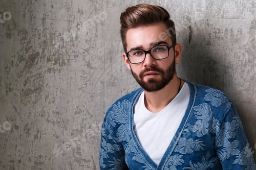 Preview: Handsome young bearded man wearing the eyeglasses