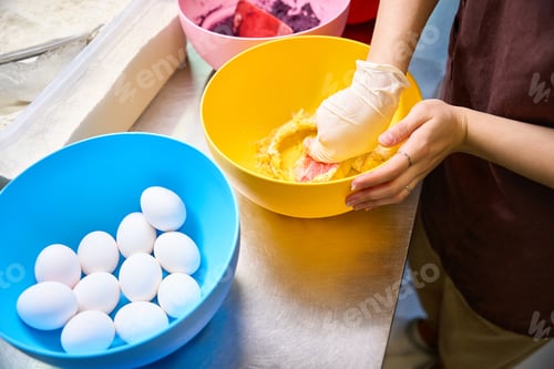 Preview: Experienced pastry chef busy with macaronaging on kitchen countertop