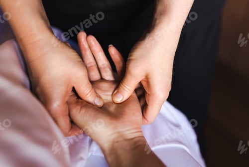 Preview: Woman relaxing in a beauty spa