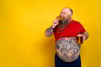 Vorschau: Übergroßer Mann hungert nach fettem Essen