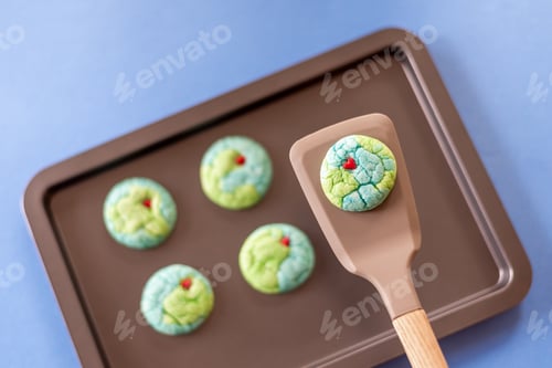 Preview: Cookies shaped like planet Earth for Earth Day