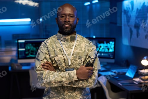 Preview: Serious officer in camouflage uniform