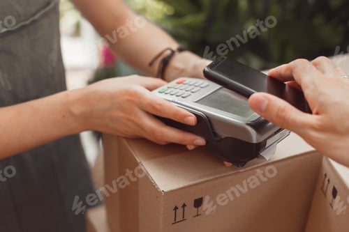 Preview: Man uses smart phone to pay