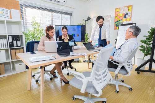 Visualização: Profissionais de negócios discutindo projeto em um escritório moderno