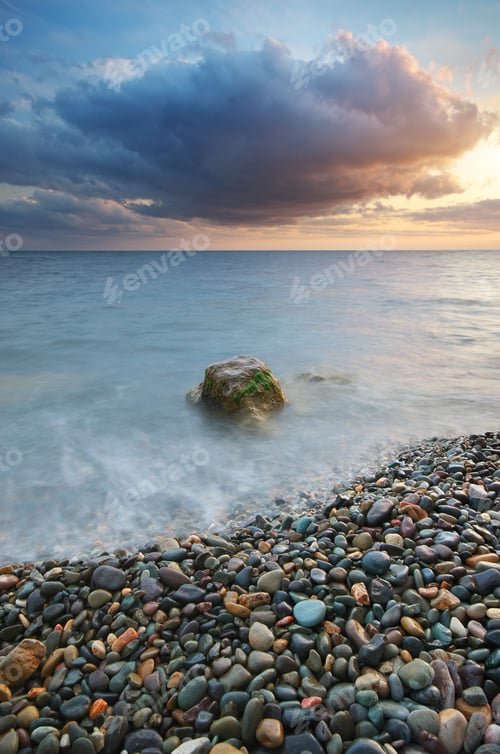 Aperçu: Sunset on the sea shore.
