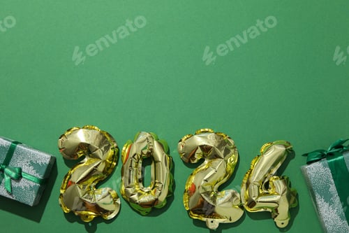 Visualização: Ano Novo 2024 com balões dourados com presentes