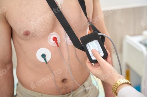 Preview: Doctor measures rhythm of heartbeat in the clinic