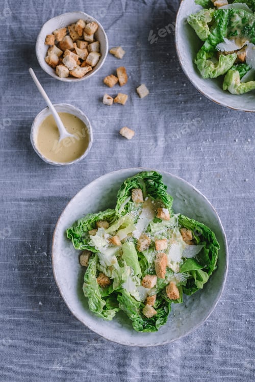 Preview: Sauce and croutons near salad