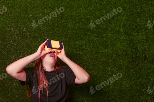 Visualização: Garota surpresa com camiseta preta olhando com óculos de realidade virtual