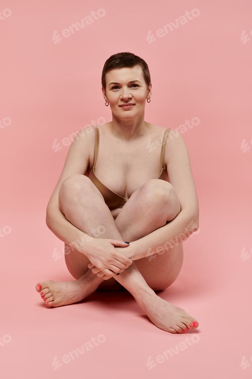Preview: A woman strength, legs crossed